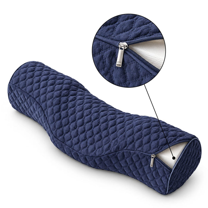 Tummansininen, tikattu niskatyyny, jossa on vetoketjullinen päällinen ja muotoutuva memory foam -täyte.